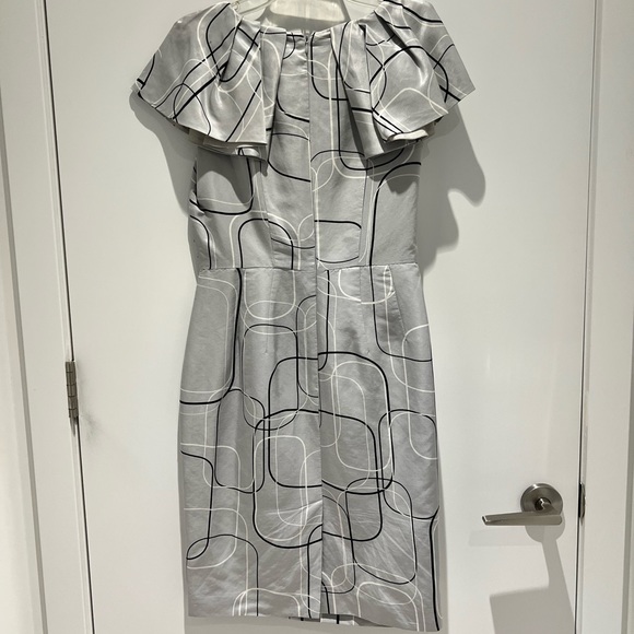 🖤 Beautiful silk dress in a gorgeous silk print and unique raffle detail - Picture 11 of 11